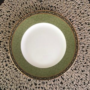 NWT Wedgwood India RARE green accent plate